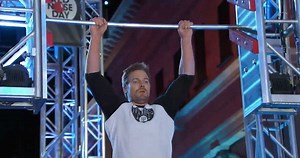Watch 'Arrow' Star Stephen Amell Slay the 'American Ninja Warrior' Course
