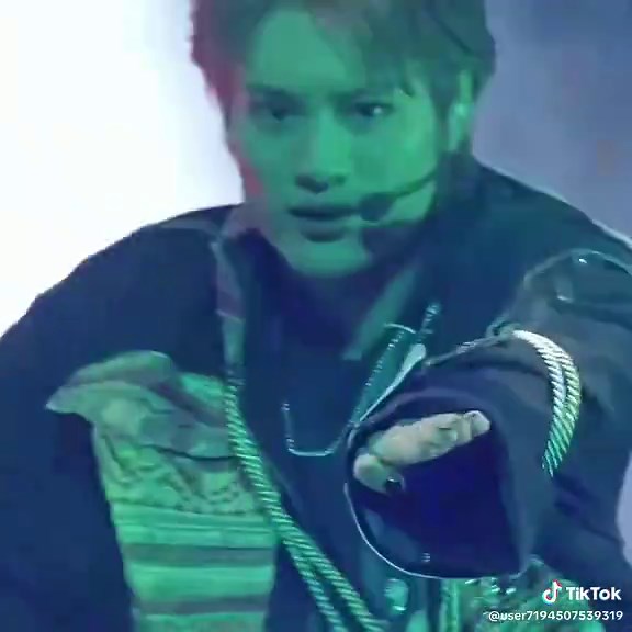 上村谦信的神级现场表现与低音炮魅力