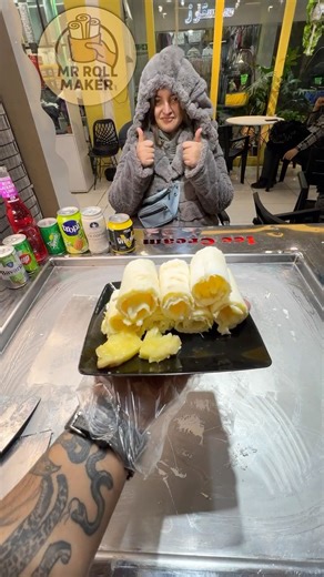 ice cream roll❄️🤤 #rolledicecream #satisfying #foodasmr #streetfood #dessertlover #icecreamrolls