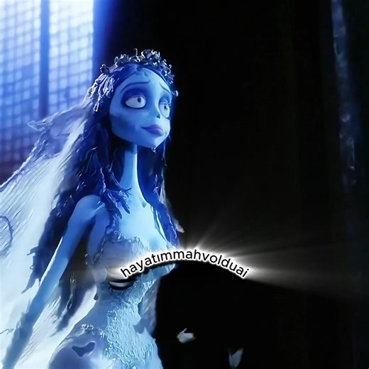 Animasyon Editleri on Instagram: "Corpse Bride (2005) 🎭 Tür: Animasyon / Fantastik / Romantik ⭐ IMDb: 7.3 🎥 Yönetmen: Tim Burton & Mike Johnson 📌 Konu: Gotik bir masal havasında geçen Corpse Bride, Victor’ın istemeden hayatını kaybetmiş bir gelin olan Emily ile “ölüler diyarında” sözlenmesini anlatıyor. Bir yanda Victor’ın gerçek dünyadaki nişanlısı Victoria, diğer yanda onu sonsuza kadar sevmeye hazır ama geçmişinde büyük bir trajedi taşıyan Emily vardır. Film, Tim Burton’un karanlık ama büy