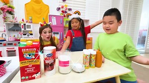 Reto De Cocinar y Hornear Tarta De Cumpleaños Con Emma Y Lyndon _ Desafío de Comida Dulce Para Niños | Juguetes y Colores