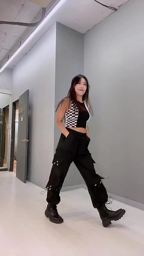 Easy and Fun Footwork Dance Tutorial by Dance Teacher Simba