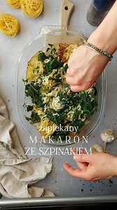 🌱 ZAPIEKANY MAKARON ZE SZPINAKIEM 🌱 SKŁADNIKI (na 2 porcje) ✔️200 g makaronu ✔️150 g sera pleśniowego ✔️450 g mrożonego szpinaku ✔️główka czosnku ✔️400 ml gorącej wody ✔️½ łyżki soli ✔️pieprz PRZYRZĄDZANIE 1) W naczyniu żaroodpornym umieść makaron, na nim połóż plaster sera pleśniowego, dorzuć szpinak i włóż główkę czosnku przekrojoną w poprzek na pół. 2) Zalej gorącą wodą i równomiernie posól. 3) Wstaw do piekarnika nagrzanego do 180℃ i piecz ok. 20 minut lub dłużej jeśli makaron będzie jeszc