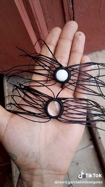 DISPONIBLE Collar tejido totalmente a mano pieza 100% única Cristal transparente, cristal blanco y labradorita ajustable y resistente al agua HAGO ENVIOS A CUALQUIER PARTE DE MÉXICO . . . #coralilla #tiktok #necklace #handmadejewelry #artesanía #artesanosmexicanos #labradorite #macrame #macramelove