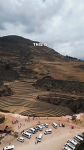 Moray, Valle Sagrado🌾🏔 Moray posee un conjunto de terrazas con distintos niveles y microclimas de acuerdo a cada uno de sus andenes. Esta zona arqueológica está edificada en una depresión y tiene forma de un inmenso anfiteatro. El Complejo Arquitectónico de Moray está situado en el distrito de Maras, en la provincia de Urubamba, hallándose aproximadamente a 74 kilómetros desde la ciudad de Cusco y a 7 kilómetros desde Maras. ~ 🦙 Tours Cusco | Machupicchu ⛰️🌈 🔗 Clic Link en Bio ℹ️ 📲 WhatsAp