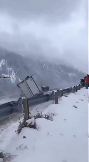 FedEx Semi Hits Black Ice, Plunges Down Mountain Embankment 🚚❄️