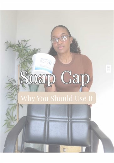 SOAP CAP | WHAT YOU’LL NEED & HOW TO USE IT For a soap cap, choose a gentler lightener—I prefer one that lifts up to 7 levels. This is not the moment for your most powerful bleach. Control is key. You’ll also need a developer, anywhere from 5 volume for minimal lift up to 30 volume if more movement is required. Personally, I stay within 10–20 volume for the best balance of lift and hair integrity. A clarifying shampoo is essential. Its higher pH helps open the cuticle and release stubborn, built