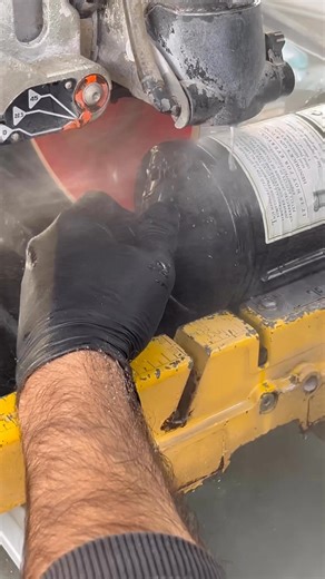 Cortando una botella de HENDRICKS PARA HACER UN SÚPER VASO reciclado… que te parece? Lanchi más info en https://greenglass.me/ #diy | Green Glass - Arte con botellas de vidrio