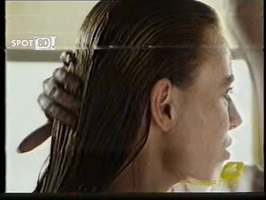 Panten Shampoo (1986) Negli anni '80, prima del famoso claim "capelli così sani che splendono", gli spot dei prodotti per capelli Panten mettevano in risalto le proprietà rigeneranti del loro principio attivo, il Pantyl. Il messaggio finale diceva tutto: "Panten, pensateci." Provenienza filmato: Archivio Personale Koseidon72 #spot80 #pubblicitadiunavolta #pubblicitàvintage #spotanni80 #pubblicitàanni80 #anni80 #panten | Spot 80
