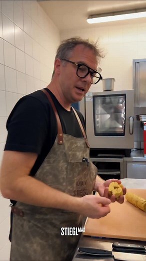 🥘 Geröstete Knödel mit Ei – ein Klassiker, der immer geht. Knödel in Butter angebraten, ein bissl Speck, Zwiebel, Ei drüber, Petersilie drauf – fertig. Einfach, herzhaft, ehrlich. Genau so, wie’s sein soll. Wer von euch liebt dieses Gericht auch so sehr wie wir? #maxstiegl #knödelkultur #österreichisch #comfortfood #burgenlandstyle #klassiker | Max Stiegl