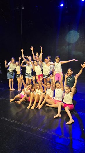 Danza Aérea Brenda Angiel on Instagram: "Y llegó el turno de las más peques de aérea de la mano de @natalia_la_porta 🤸✨🥂 Felicitaciones a todo el equipo, fue un show increíble! 😍🫶 Gracias a todxs por venir y ser parte! . . . #danzaaerea #muestras2025 #aérea"