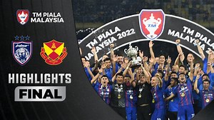 SOROTAN PERLAWANAN TM PIALA MALAYSIA Johor Darul Ta'zim bangkit daripada ketinggalan satu gol untuk menewaskan Selangor FC 2-1 untuk meraih kejuaraan TM Piala Malaysia 2022. Caion menyempurnakan sepakan penalti untuk gol pembukaan Selangor pada minit ke-45, namun Bergson da Silva menyamakan kedudukan sebelum tamat babak pertama dengan menanduk masuk sepakan penjuru Arif Aiman Hanapi. Fernando Forestieri muncul wira JDT dengan gol kemenangan pada minit ke-59. #TMPialaMalaysia2022 | Malaysian Foot