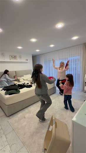 Episode 24: Wäsche machen, mit den Kindern tanzen, meiner Schwester @Doresa Umzug helfen, nachts weitermachen, wenn alle schlafen, und zwischendurch noch jemanden überraschen @qendres_a den man liebt. Das ist ein kleiner Einblick in mein Alltag. Nicht leise. Nicht perfekt. Manchmal müde, oft gefordert, aber immer dankbar für genau dieses Leben. #episode #vlog #fürdich #foryour #foryoupage