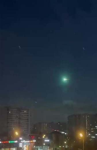 ☄️ Una misteriosa bola verde sobrevoló Moscú anoche, iluminando el cielo antes del amanecer El brillante resplandor atravesó la oscuridad y se desintegró entre chispas. Por el momento el origen del objeto volador, grabado por varias personas, no está claro. 🎥 MÁS VIDEOS VIRALES https://sn-esp.site/JgYU 💚 Contenido exclusivo en TODOS NUESTROS CANALES
