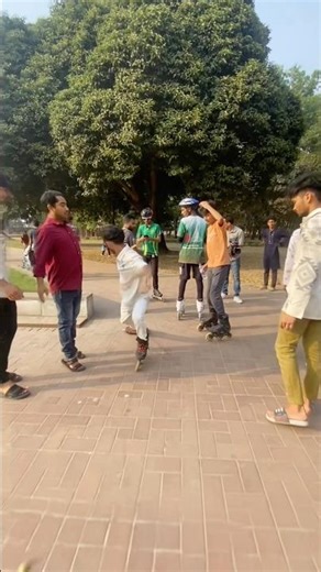 Nashe si chad gaye hoy #youtubeshorts #skatingchannel #viralvideo #sobujskating35 #publicreaction