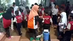 Hujan lebat dan banjir di Sk Meru 2 , Jalan Paip Meru, Klang. Selangor. Semoga para guru dan murid yang terlibat selamat dan dipermudahkan urusan. . Kredit Facebook Pamek Fahmi | BEST FM Malaysia