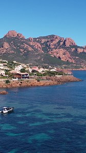 Et si vos vacances ressemblaient à ça ? Partez en mer dans les calanques de l'Estérel et laissez-vous porter... 🌊 👉 Réservez votre sortie bateau maintenant ! | Estérel Côte d'Azur