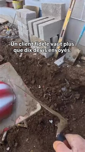 Envoyer des devis, tout le monde sait le faire. Le problème, c’est que courir après les devis ne construit rien sur la durée. Un client fidèle, lui, rappelle. Il ne redemande pas trois prix. Il ne remet pas tout en question à chaque intervention. Un client déjà en confiance coûte moins cher à gérer. Moins d’allers-retours. Moins de négociation. Moins de temps perdu. Et en plus, il te recommande. À l’inverse, dix devis envoyés à des inconnus, c’est souvent dix relances, pour un ou deux chantiers 