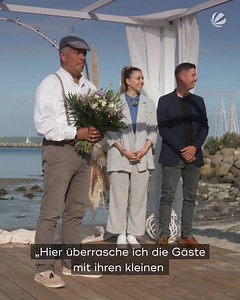 Im "Haus am Meer" überrascht Julia Leischik SAT.1 die Gäste mit ihren kleinen und großen Herzenswünschen. Freut euch auf Emotionen pur und jede Menge Freudentränen. 💕🥹 #DasHausamMeer #sat1 👉 "DAS HAUS AM MEER mit Julia Leischik" - ab Montag, 20:15 Uhr in SAT.1 und auf Joyn. | SAT.1