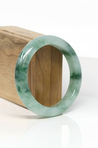 💡 Jade Bangle Pro Tip: How to Put It On 💡 We’ve seen it all—people pulling, pushing, and screaming while trying to put on their jade bangles. Here’s the right way to do it: 1️⃣ Stay Relaxed and Use Lotion 2️⃣ Get the Right Size: Measure your hand and convert it to your bangle size (we’ve got a chart on our website for that!). 3️⃣ Ask for Help: Sometimes, an extra hand makes it easier. Taking it off? Same rules apply. Relax, guide it out, and no more struggles! Watch our guide and try it at hom