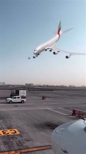 Este simulador gratuito te deja pilotar un Boeing o un jet privado desde tu casa 😮 Se llama GeoFS, y usa datos reales de la Tierra. #SimuladorDeVuelo #GamingSetupAquí | GregoGeek