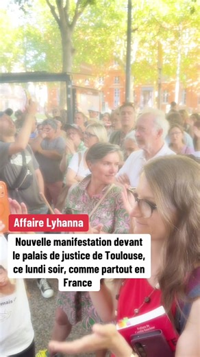 Affaire Lyhanna: l’appel à manifester à nouveau ce lundi soir devant les tribunaux de France a été suivi à Toulouse. Citoyens et associations veulent une réforme de la justice: « plus jamais ça ». #justice #lyhanna #faitsdivers