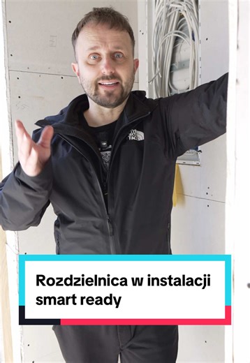 Rozdzielnica w instalacji Smart Ready wcale nie musi być ogromna ⚡ Jest tylko trochę większa od tradycyjnej, bo większość modułów wykonawczych znajduje się bezpośrednio w domu przy urządzeniach. W rozdzielnicy zostają jedynie podstawowe elementy systemu. To prosty i niedrogi sposób, żeby już dziś przygotować instalację pod przyszły system smart home. Zaobserwuj mój profil i zostaw w komentarzu SMART READY, a wyślę Ci więcej szczegółów 📩