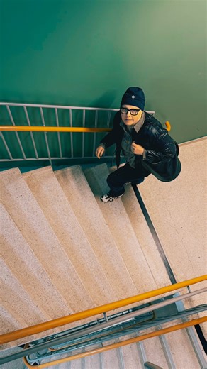 Climbing the stairs to the oncology department for the last chemo treatment It’s been brutal on the body, but hopefully even tougher on the tumour. Some days, Suzanne could barely stand. Others, we managed a slow walk. Every step a victory. Never easy. From day one, we made a deal — always take the stairs to the third floor. And today, she did it again. 💪 Chemo is the longest, hardest ultra you’ll ever run. And this finish line… it’s the only one that truly matters. #fuckcancer | Marcus Kjellbe