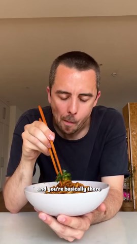 Roxy + Ben on Instagram: "15 MINUTE DAN DAN STYLE NOODLES 🌱 get the full recipe in the SO VEGAN App and on our WEBSITE This recipe is inspired by the Sichuan dish known as ‘dan dan noodles’, which is traditionally made using preserved vegetables and Sichuan pepper. Our take on this dish is a lot closer to the simplified ‘Americanised’ version - we use tahini to create a fragrant and flavoursome sauce which coats our delicious noodles and tofu mince. Enjoy! Serves 2 🌿 2 tsp sesame oil 🌿 300g (