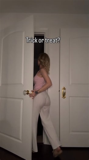 Laynaboo on Instagram: "So spoooky 🫣😦 @laynabooreels #funny #relatable #pov #questionoftheday #outfit #costume #comedy #joke #outfit #homebody #ootd"
