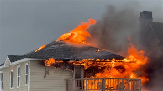 HUGE structure fire ongoing in Nags Head, NC currently. Worried it will spread to the next house with 50 mph wind gusts… | Storm Chaser Jaden Pappenheim
