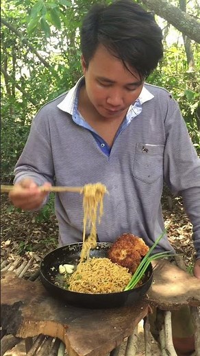 Fried Chinese Spaghetti with Bread - Primitive Cooking