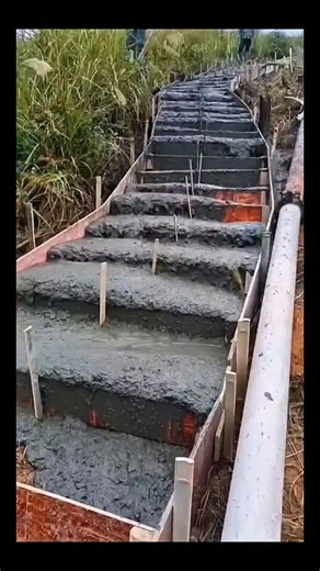 Real Engineerings | Engineering & Technology & Gadgets & DIY on Instagram: "Stairway to Engineering: Hillside Concrete Pour! 🏞️🧱 ​Observe the logistical challenge of building infrastructure in difficult terrain! This crew is constructing a massive outdoor staircase, likely for a hiking trail or park access, using a Concrete Pump system. ​The Art of Slope Construction ​Pouring concrete on a steep incline requires careful planning to fight gravity and hydrostatic pressure: ​The Setup: A long ste