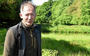 Pêche. Laurent est l'unique fournisseur de vairons en France