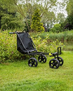 🔥Compact 4 Wheel Transporter 🔥 Jeśli jedziesz na ryby samochodem, ale nie masz w nim zbyt dużo miejsca, to pokochasz nową taczkę Compact 4 Wheel Transporter. Aż trudno uwierzyć, że udało się nam spakować ją do torby, która jest o 43% mniejsza niż nasza torba standardowej taczki 4 Wheel Transporter. | Fish Matrix