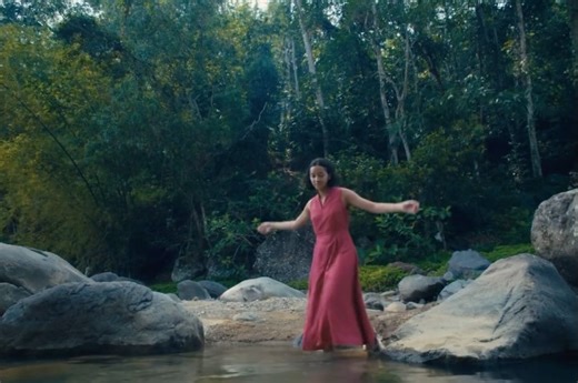 Sejauh Mata Memandang on Instagram: ". ✨PULANG✨ Tak nyaman, Tak indah, Tapi perlu. Sebelum semuanya hilang... Sebuah film pendek persembahan Sejauh Mata Memandang yang diproduksi oleh Lynx Films, ditulis dan disutradarai oleh Kathleen Malay; dibintangi oleh Widuri Putri, serta Reda Gaudiamo sebagai pencerita. Ditunggu kehadirannya di toko pop-up Plaza Indonesia untuk melihat koleksi spesial 🌺 Puspa 🌸. Koleksi ini dibuat dengan pewarna alami dari kayu Secang dan ditenun tangan oleh mitra Studio