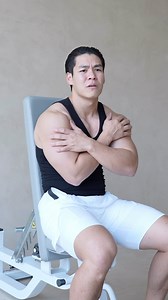 📌HOW TO SHOULDER PRESS ✅Adjust the bench to angle of 80 degrees ✅Keep your wrist straight and avoid bending ✅Bring your elbow slightly inward (30-40 degrees) ✅Keep the dumbbells slightly apart | SquatCouple