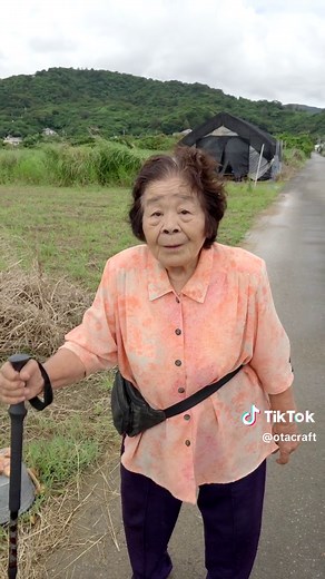 おい笑えるおばあちゃん「うまそうだな」で爆笑 南の島おばあちゃん動画