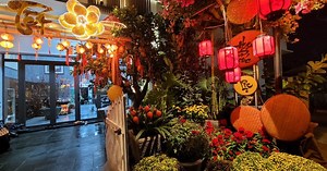 Lạc vào ‘khu nhà giàu' Phú Mỹ Hưng: Nhà nhà ngập sắc xuân, trang trí độc đáo