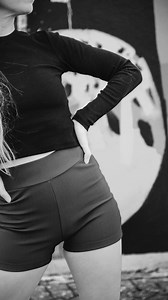 🔥 Pliés Dos Plat = Combo Sculptant Ultime ! 🔥 Travaille tes jambes, tes fessiers et ton dos comme une danseuse ✨ Dans ce cours de Dance Body Sculpt, on mixe la grâce de la danse et l’efficacité du renfo 💪 💃 Résultat : ✅ Jambes fuselées ✅ Posture de rêve ✅ Abdos & dos solides 🎯 Tente le challenge ! ➡️ Reproduis ce mouvement chez toi ➡️ Commente « GO danse » et je t’envoie le lien pour tester 7 JOURS GRATUITS sur la plateforme DBS (formule au mois) 💌 👉 Sauvegarde ce reel pour ton prochain t