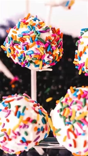 🍰✨ Cake pops, anyone? I've got the secrets to making the perfect cake pops right at your fingertips! 🎉 Whether it's for a party, a gift, or just a fun baking project, these cake pops are bound to be a hit. Imagine bite-sized bits of moist cake coated in a smooth, chocolate shell, then decorated to perfection. 🍫🌈 From choosing the right cake and mix, to achieving that silky-smooth coating, I'm sharing all the tips and tricks on my blog. So, grab your sticks, let's dip into creativity, and mak