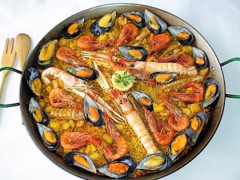 Prepare a delicious seafood paella. Step by step. Traditional recipe. Loli Domínguez