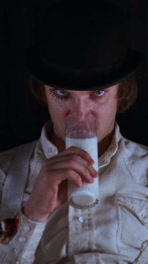 Leo Desorientado | Cine, películas ,series y noticias on Instagram: "Momento icónico del Cine 📽️ "A Clockwork Orange" (1971) 🎬 Dir. Stanley Kubrick 📓 Sinopsis: En una Gran Bretaña del futuro cercano, el joven Alexander DeLarge y sus amigos se divierten golpeando y v*olando a quien les place. Cuando no está destruyendo vidas ajenas, Alex se deleita con la música de Beethoven. El estado, deseoso de combatir la delincuencia juvenil, le ofrece a Alex, encarcelado, la opción de someterse a un proc