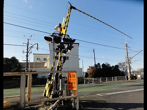 【踏切】 JR成田線 大型遮断機のある踏切 (Railroad crossing in Japan)