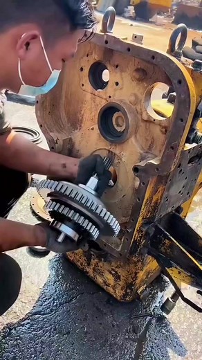 20K views · 63 reactions | Wheel loader gearbox maintenance #mekanik #imip #iwip #tambang #green #nature #naturelovers #workshop #automotive #tutorial #enggine #engineer #engineering #wheelloader #XcmG #mechanic #gear #auto #mobil #motor #caterpilar #komatsu #fyp | Mekanik Pemula | Facebook