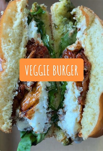 VEGGIE BURGER: Grillezett Kecskesajttal és Avokádó Krémmel