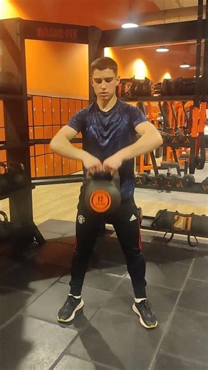 exercice avec le kettlebell de 12kg a Basic fit 😉🥊