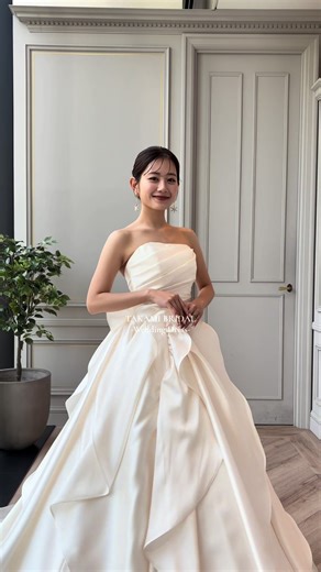 TAKAMI BRIDAL ウエディングドレスコレクション✨ 【dress】 1. Neograce / ネオグレース 2. Cornaell / コーネル (ケープ・袖あり) 3. Cornell / コーネル (ケープ・袖なし) 4. Serenata / セレナータ (ブラウスなし) 5. Serenata / セレナータ (ブラウスあり) #タカミブライダル #takamibridal #ウェディングドレス #ドレス選び #プレ花嫁
