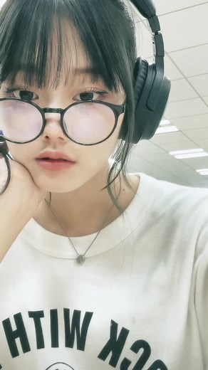 ブルーライトカットメガネの効果とおしゃれなファッションアイテム紹介
