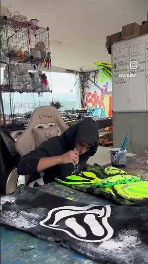COSTURANDO E CUSRTOMIZANDO UMA CALÇA! - #leovegas #shorts #art